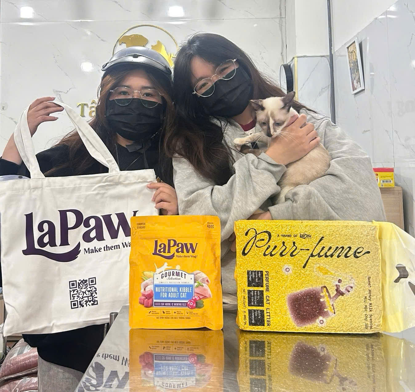 Lapaw tài trợ sản phẩm với các bạn nhận nuôi tại các trạm